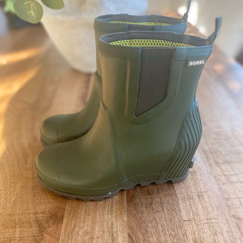 Sorel Joan Rain Chelsea Ankle Bootie Rubber Women's Olive Green Wedge Boots  8 - Picture 3 of 15